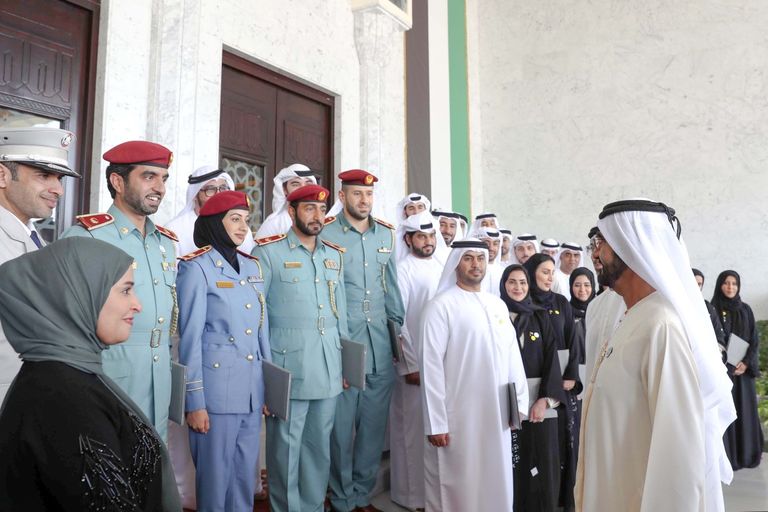 الشيخ محمد بن راشد آل مكتوم مع الخريجين