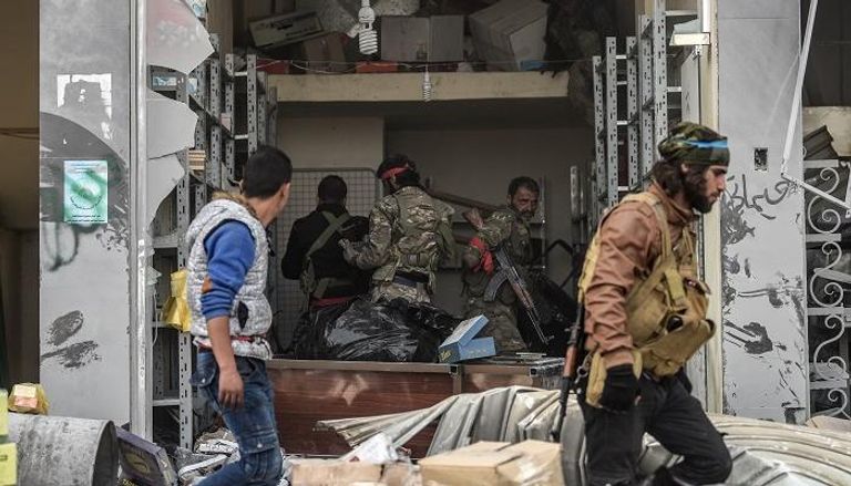 نهب المتاجر والمنازل بعفرين فور دخول قوات تركيا المدينة السورية- أ.ف.ب
