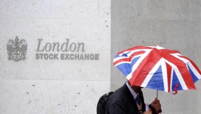 أحد المستثمرين يمر بجوار الواجهه الأمامية لبورصة لندن