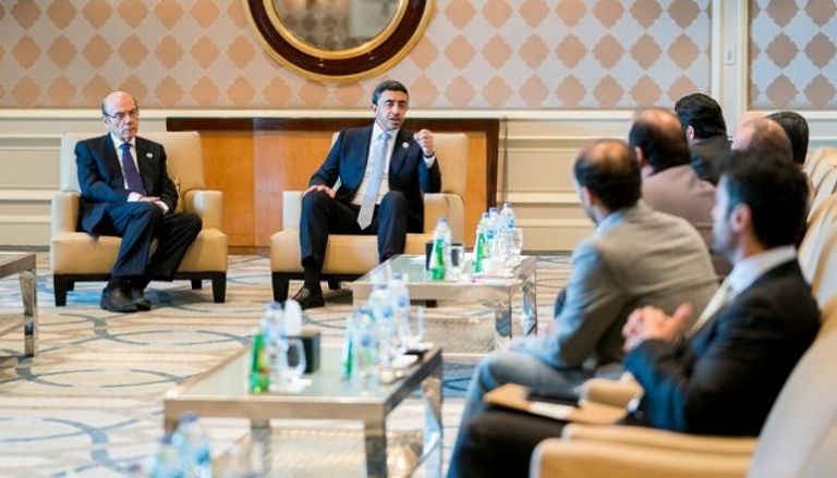 الشيخ عبدالله بن زايد آل نهيان خلال لقاء وفد المستثمرين الإماراتيين