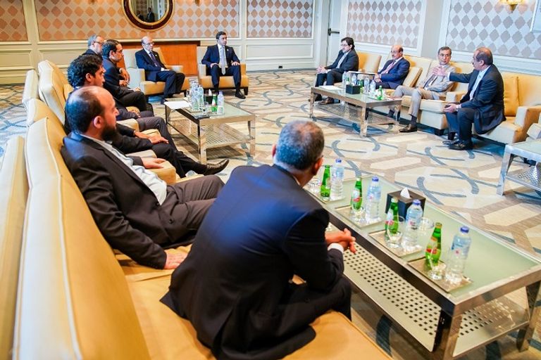 الشيخ عبدالله بن زايد آل نهيان خلال لقاء وفد المستثمرين الإماراتيين