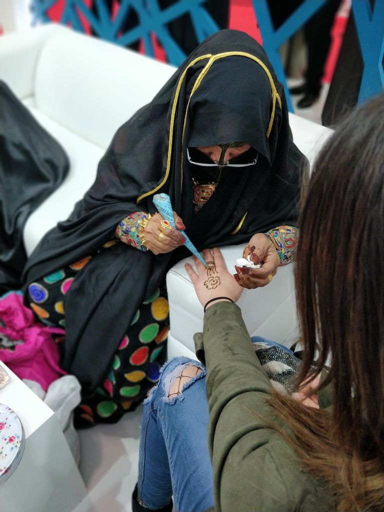 فرنسيات في الركن المخصص لعرض التراث الإماراتي