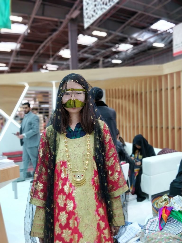 فرنسيات في الركن المخصص لعرض التراث الإماراتي