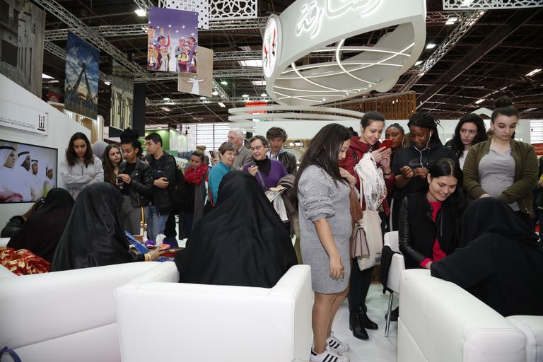 فرنسيات في الركن المخصص لعرض التراث الإماراتي