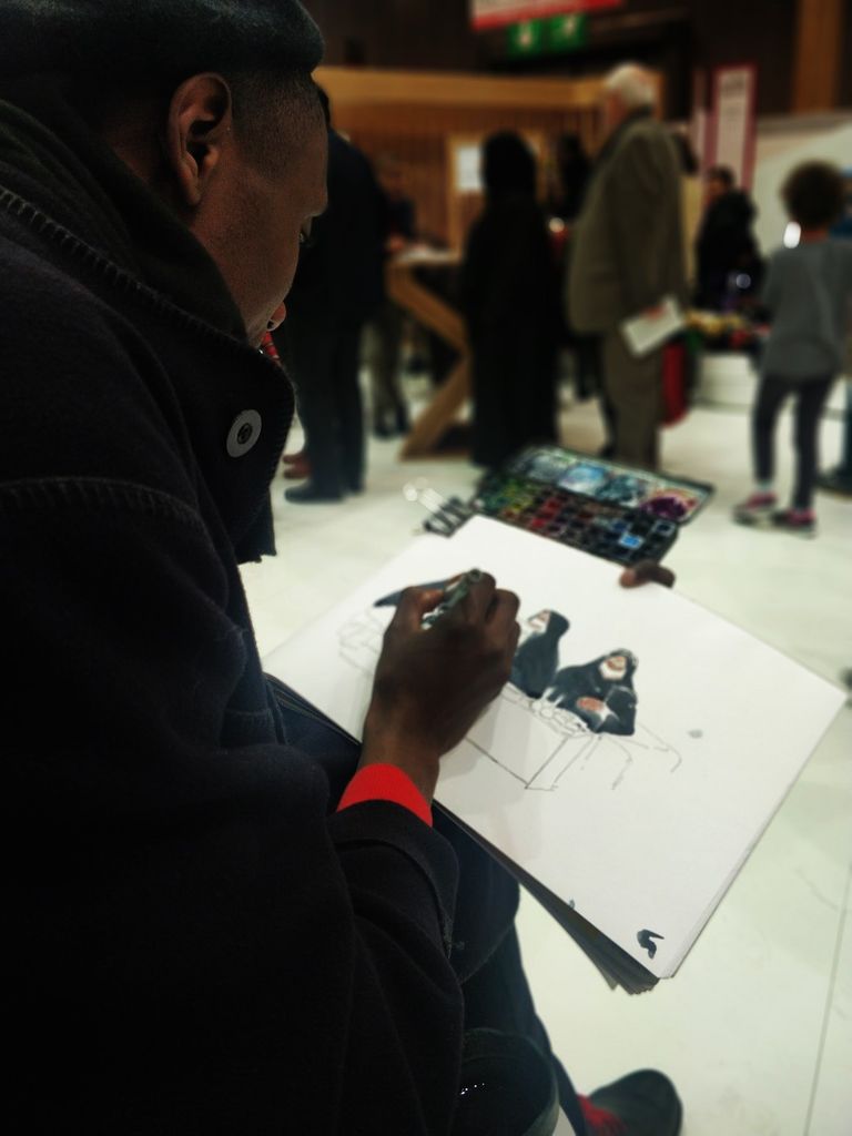 فرنسيات في الركن المخصص لعرض التراث الإماراتي