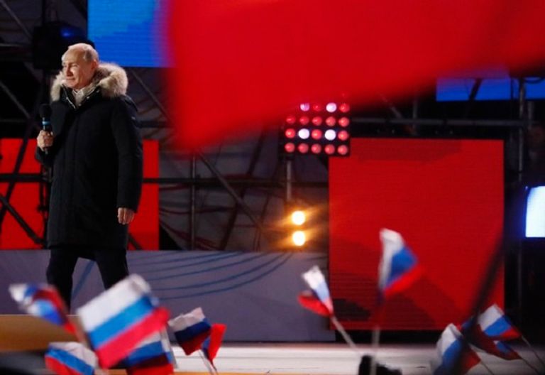 بوتين أثناء إلقائه الكلمة عقب الفوز بوتين في كلمته عقب إعلان فوزه - رويترز