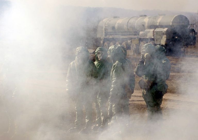 جنود روس يرتدون سترات الحماية من المواد الكيميائية  أحد مراكز الدفاع البيولوجي العسكرية في روسيا