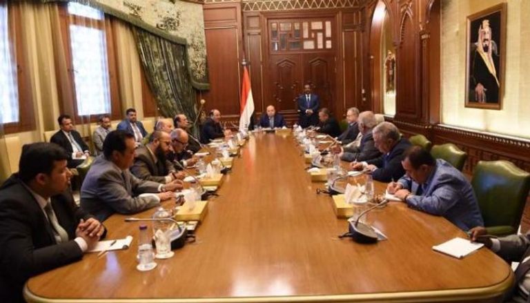 الرئيس اليمني يعقد اجتماعا مهما مع مستشاريه