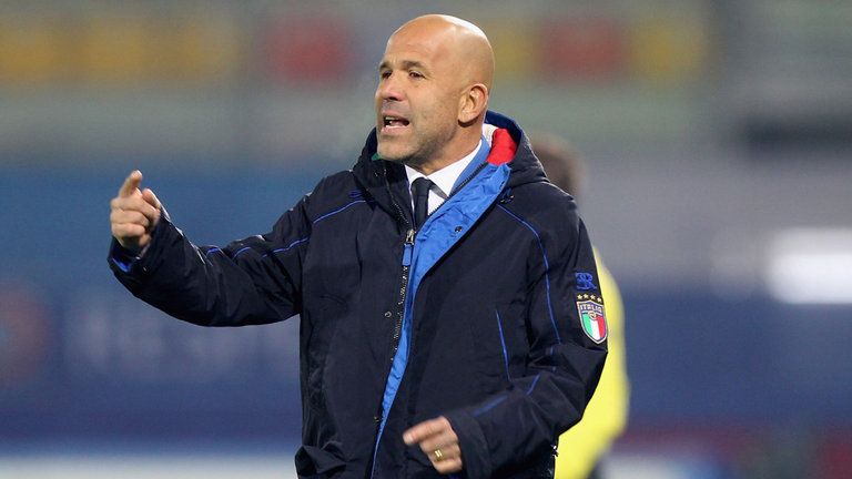 لويجي دي بياجيو المدرب المؤقت للمنتخب الإيطالي ماريو بالوتيللي مهاجم نيس