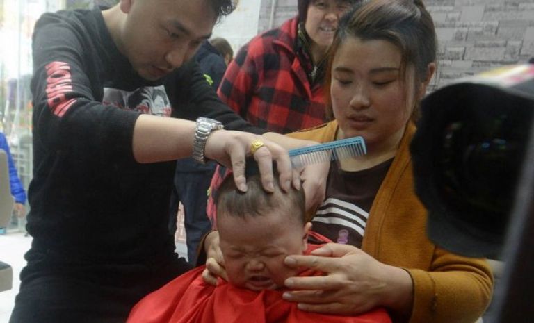 حلق الشعر يجلب الحظ بمهرجان "رفع رأس التنين"