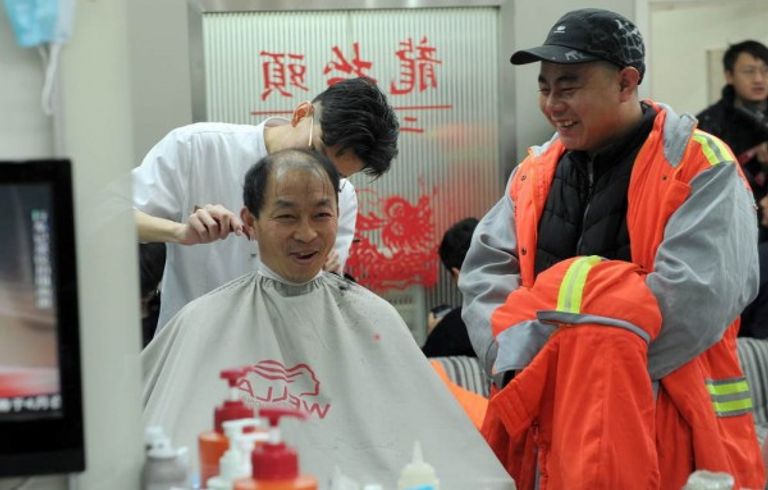 حلق الشعر يجلب الحظ بمهرجان "رفع رأس التنين"