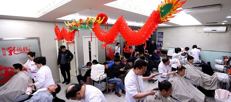 حلق الشعر يجلب الحظ بمهرجان "رفع رأس التنين"