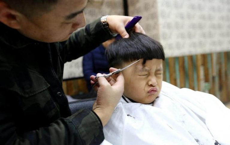 حلق الشعر يجلب الحظ بمهرجان "رفع رأس التنين"