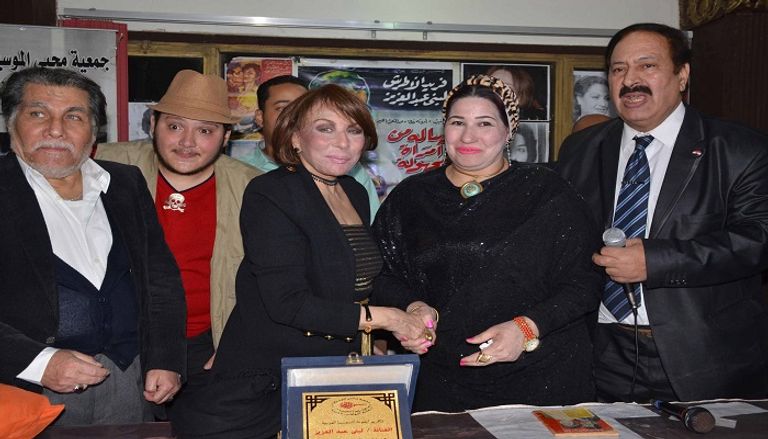 تكريم لبنى عبد العزيز في عيد الأم