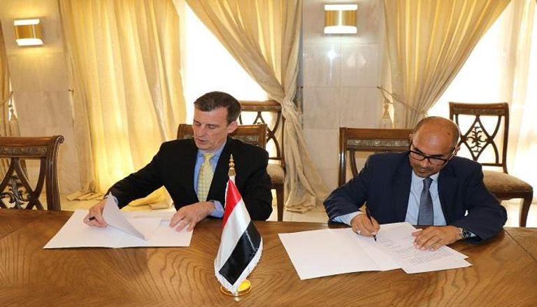 وزير التخطيط اليمني يوقع على الاتفاقية مع ديفيد هاردن