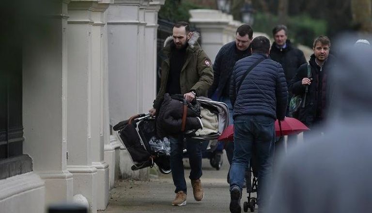 الدبلوماسيون يغادرون سفارتهم في لندن