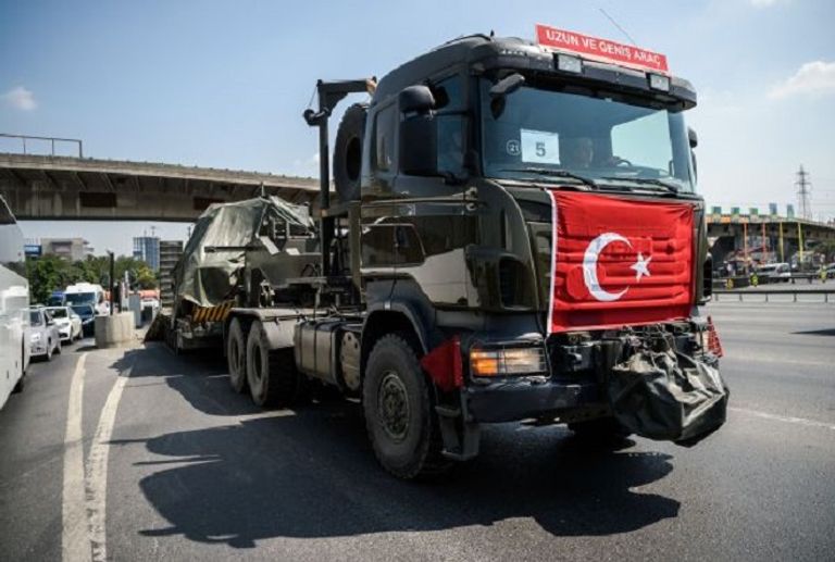 حاملات الدبابات التركية التي انتشرت في أعقاب محاولة الانقلاب- أرشيفية أحد عناصر الجيش التركي- أرشيفية