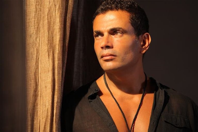 المطرب المصري عمرو دياب  لطيفة مع عمرو دياب