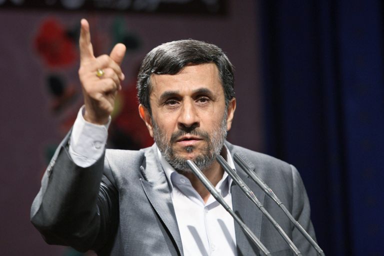 نجاد: خامنئي يمتلك ثروة قدرها 800 ألف مليار تومان أحمدي نجاد ومرشد إيران علي خامنئي