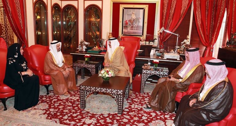 عاهل البحرين يمنح السفير الإماراتي وسام المملكة