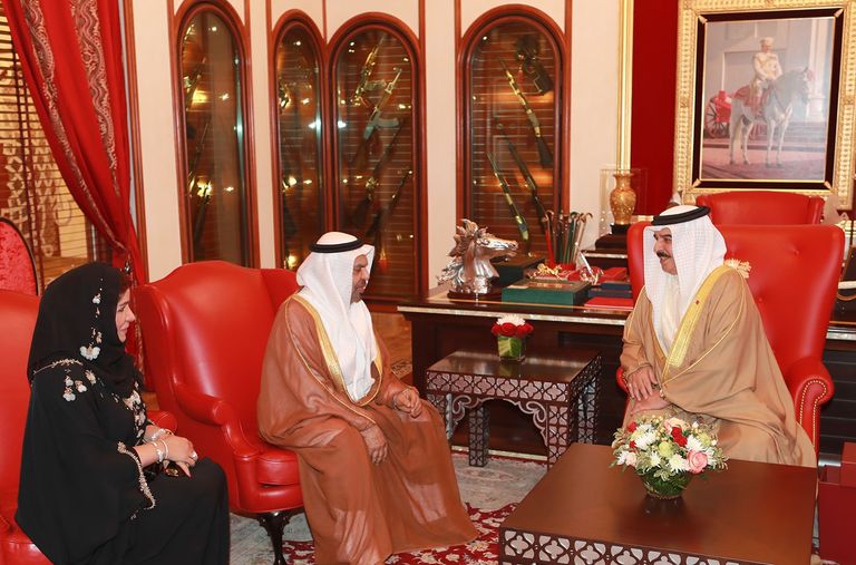 عاهل البحرين يمنح السفير الإماراتي وسام المملكة