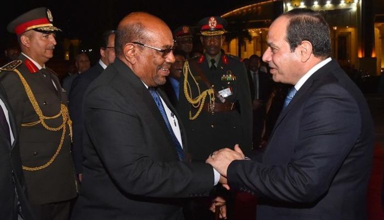 الرئيس المصري عبدالفتاح السيسي خلال توديع الرئيس السوداني عمر البشير