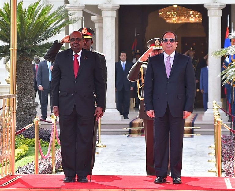 الرئيس المصري عبدالفتاح السيسي خلال توديع الرئيس السوداني عمر البشير