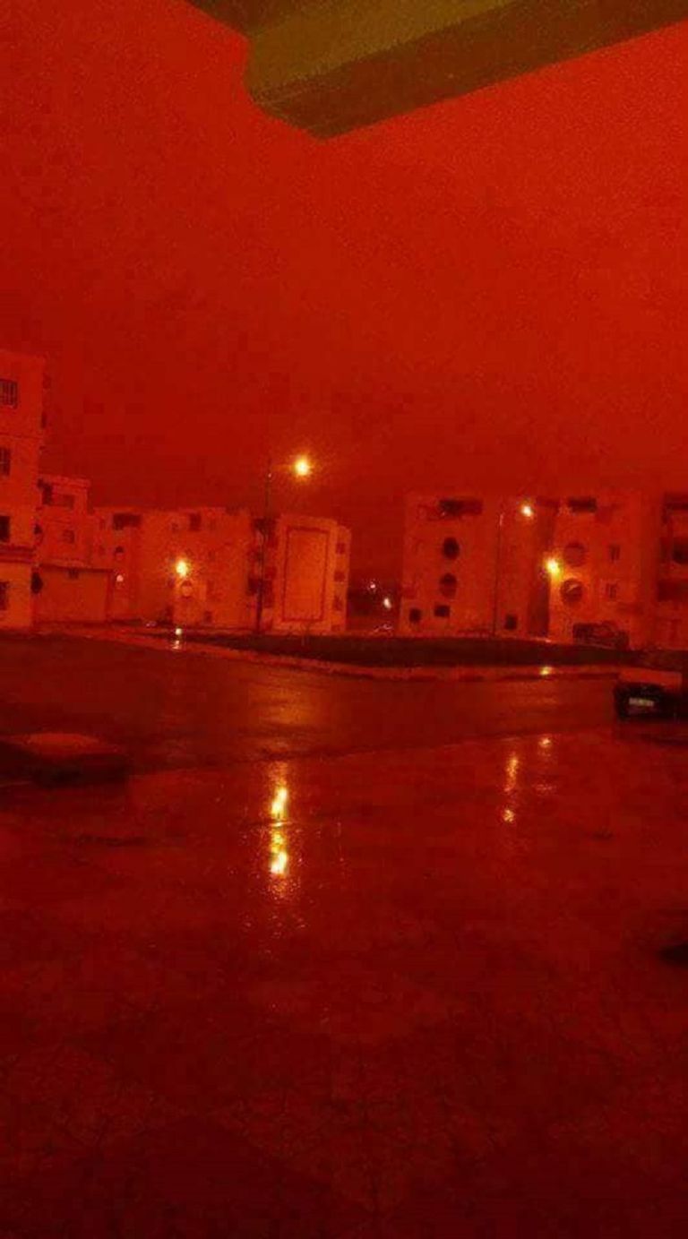 زوبعة رملية في نهار مدينة الأغواط الجزائرية  زوبعة رملية في نهار مدينة الأغواط الجزائرية