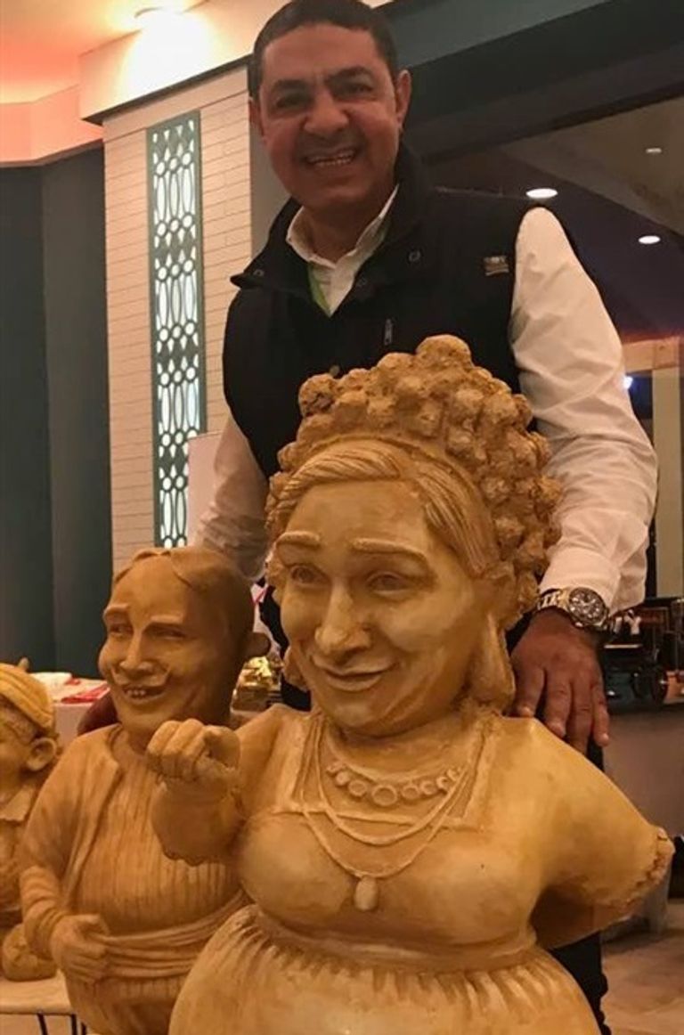 هشام سليمان مع تمثالي عبدالفتاح القصري وماري منيب هشام سليمان في متحفه السينمائي