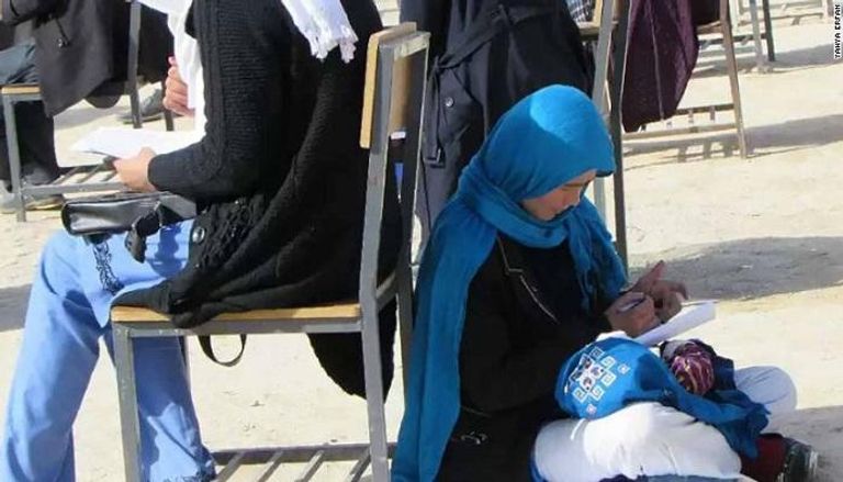 الأم الأفغانية الملهمة أثناء تأدية الامتحان