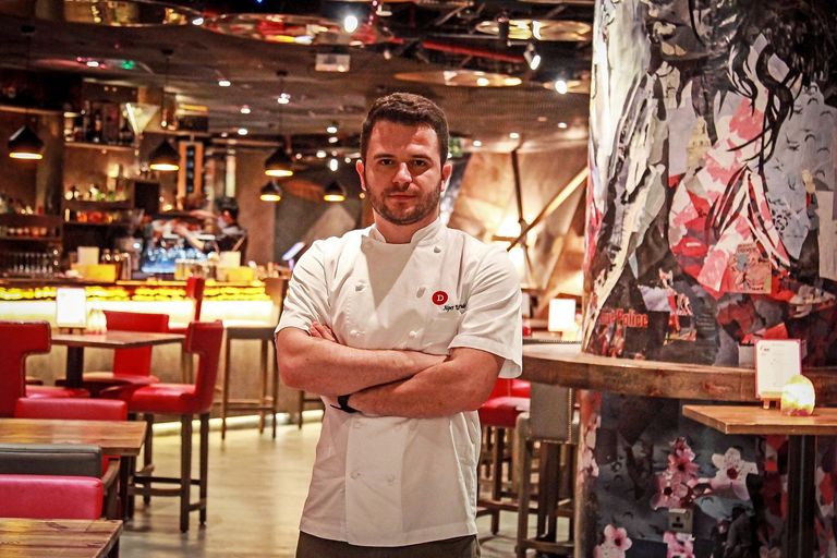 الشيف ألبير أوزوندركان يكتب وصفات فريدة بالحبر السري قائمة مكتوبة بالحبر السري في أحد مطاعم دبي