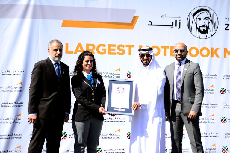 خلال تسليم شهادة موسوعة جينيس للأرقام القياسية أكبر لوحة فسيفساء لشعار عام زايد