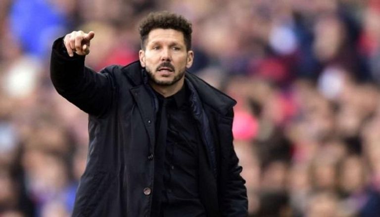 دييجو سيميوني مدرب أتلتيكو مدريد باولو ديبالا وأنطوان جريزمان