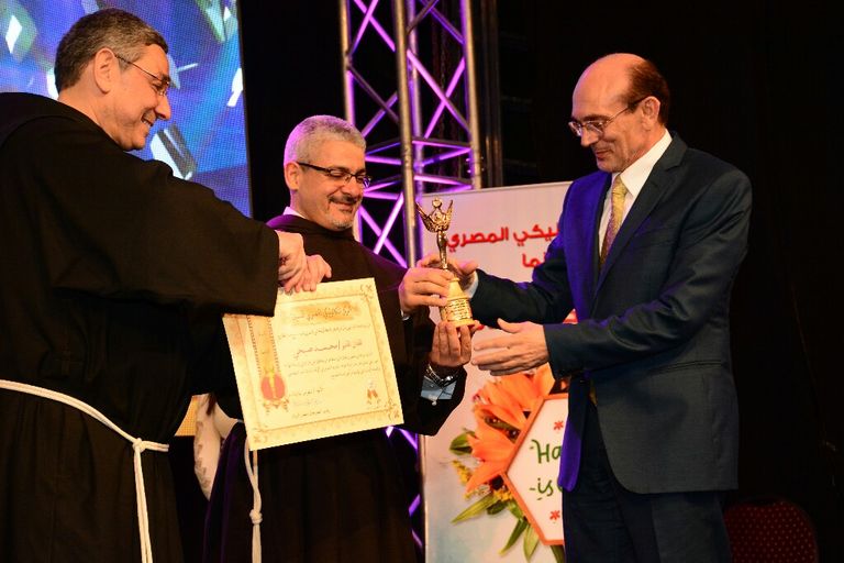 محمد صبحي يتسلم تكريم المركز الكاثوليكي