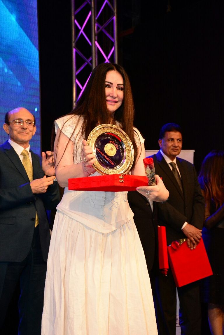 محمد صبحي يتسلم تكريم المركز الكاثوليكي