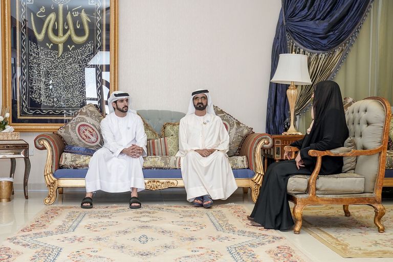 الشيخ محمد بن راشد والشيخ حمدان بن محمد بن راشد يزوران أرملة عبيد محمد عبدالله الحلو في عيد الأم الشيخ محمد بن راشد آل مكتوم