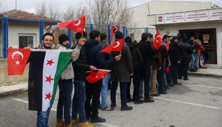 سوريون ينضمون للجيش التركي في احتلال عفرين الأعلام التركية والفصائل الموالية له بعفرين