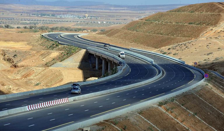 جانب من الطريق السيار الرابط بين شرق الجزائر وغربها الجزائر العاصمة