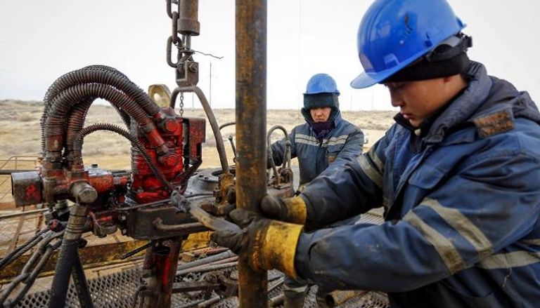 عمال يقومون بأعمال صيانة في حقل نفطي جنوب كازاخستان