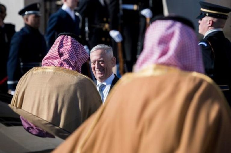 ماتيس فى استقبال ولى العهد السعودي ولي العهد السعودي خلال مصافحته وزير الدفاع الأمريكي