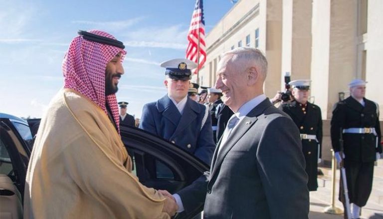 ولي العهد السعودي خلال مصافحته وزير الدفاع الأمريكي 