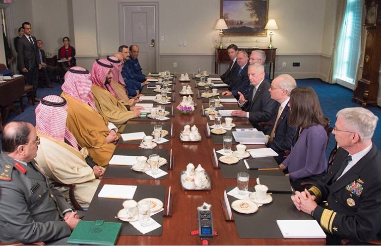 اجتماع ولي العهد السعودي ووزير الدفاع الأمريكي ولي العهد السعودي خلال مصافحته وزير الدفاع الأمريكي