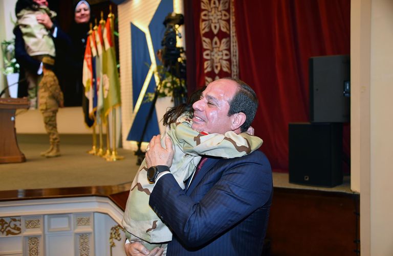 السيسي يحتضن ابنة أحد الشهداء