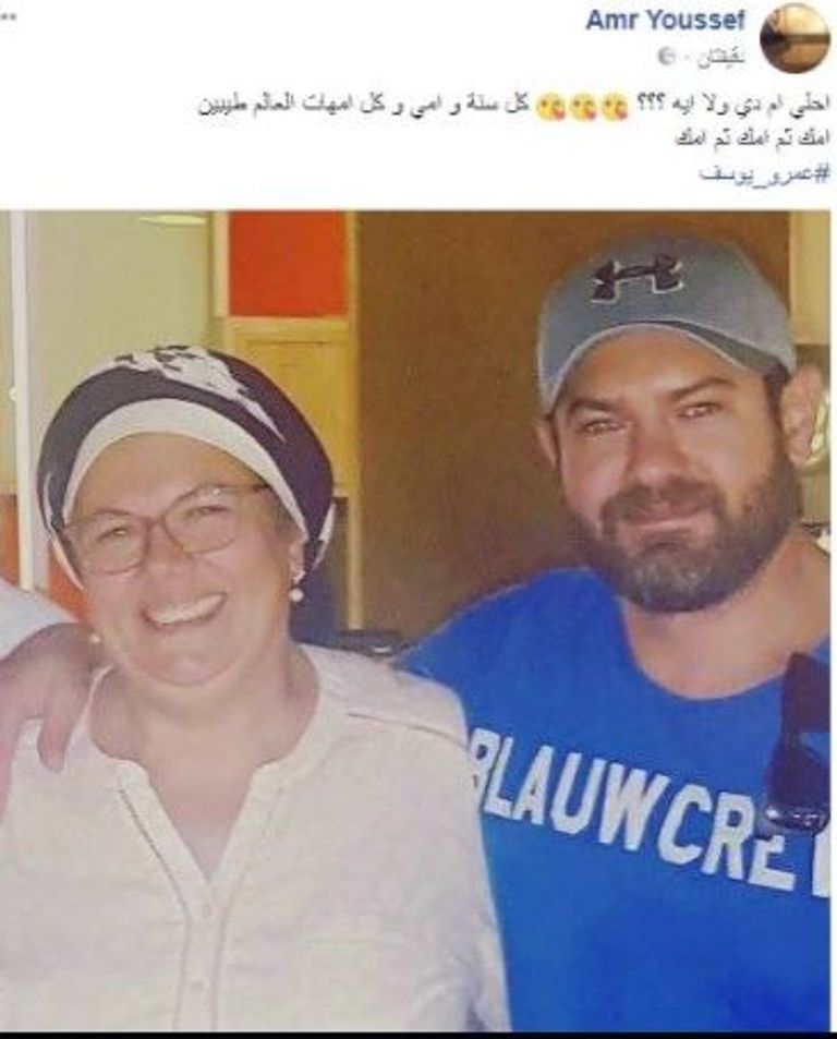 الفنان المصري أحمد حلمي ووالدته
