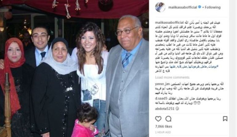 الفنان المصري أحمد حلمي ووالدته