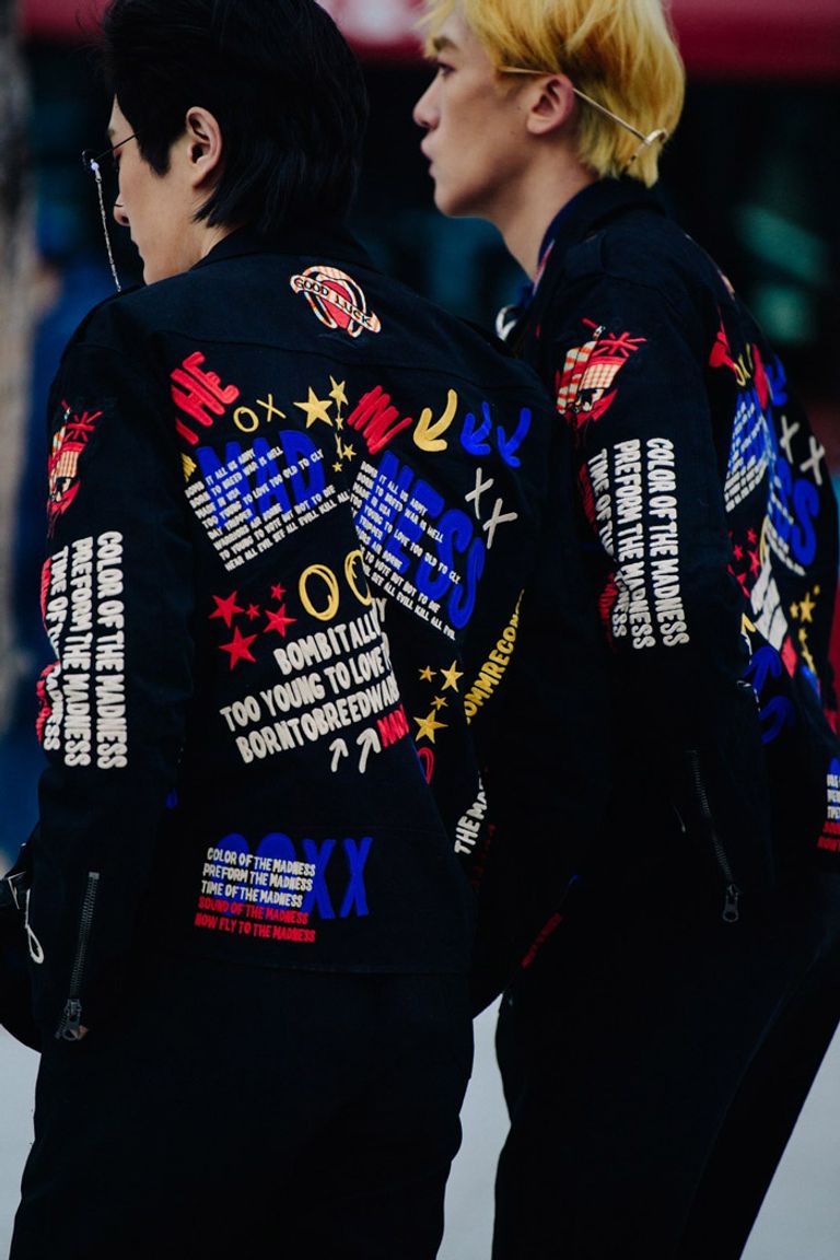 التصميمات تخلط بين أزياء الشارع وطبقات المجتمع