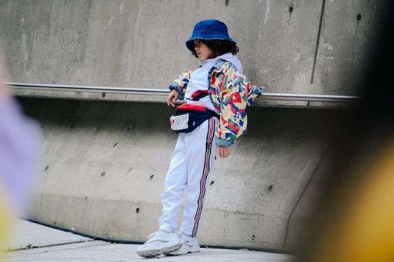 أطفاال عارضون يرتدون كبار العلامات التجارية