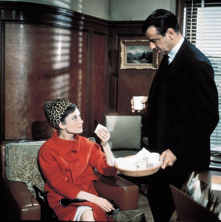 قبعة مستديرة جلد نمر مدببة ومعطف ذو أكمام جيفنشي وأودري هيبورن.. شراكة لا تُنسى من التصميمات