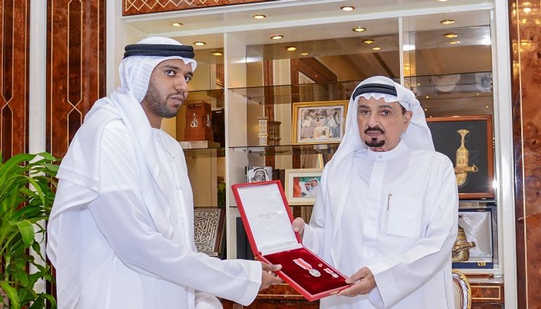 حميد النعيمي يمنح مجموعة من أبناء الإمارات وسام الشجاعة