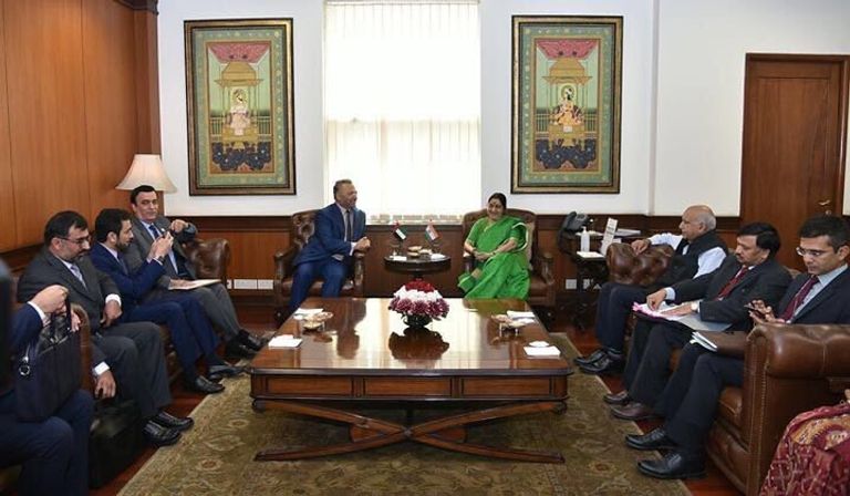 تم تبادل وجهات النظر حول العديد من القضايا ذات الاهتمام المشترك الدكتور أنور بن محمد قرقاش ووزيرة الخارجية الهندية